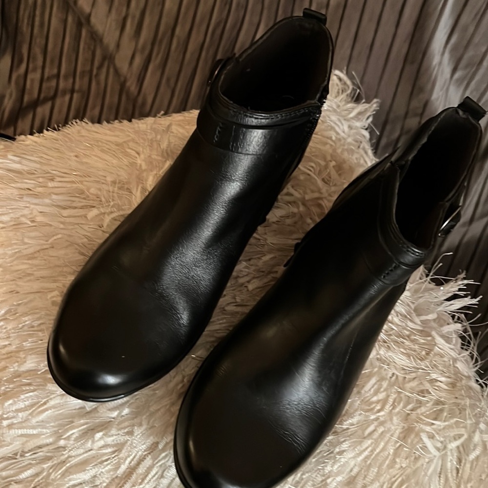 Clarks boots retails $150 Excellent used condition worn once